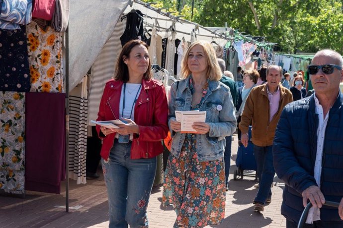 La candidata de CS a la presidencia de Castilla-La Mancha, Carmen Picazo, en un mercadillo haciendo campaña.