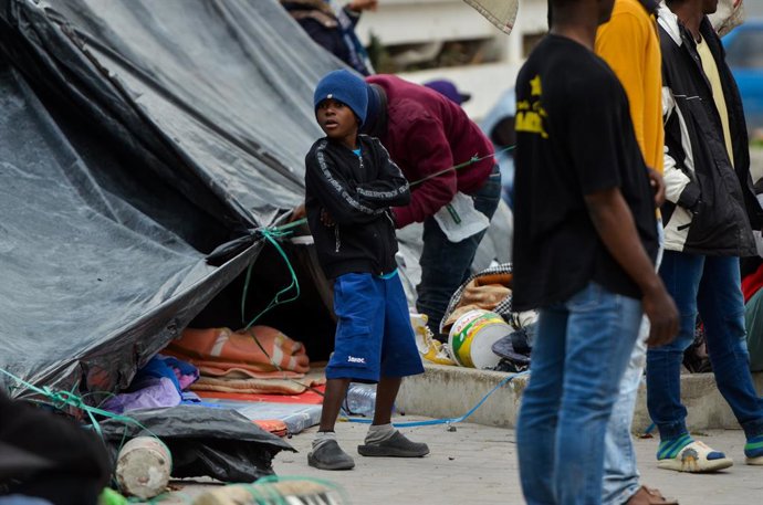Archivo - Migrantes participan en una protesta frente a la sede del Alto Comisionado de las Naciones Unidas para los Refugiados (ACNUR) en Túnez