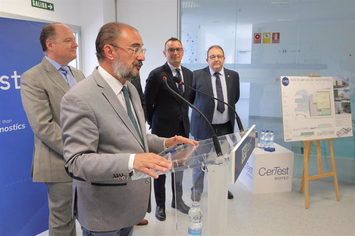 El presidente del Gobierno de Aragón, Javier Lambán, en su visita a Certest Biotec.