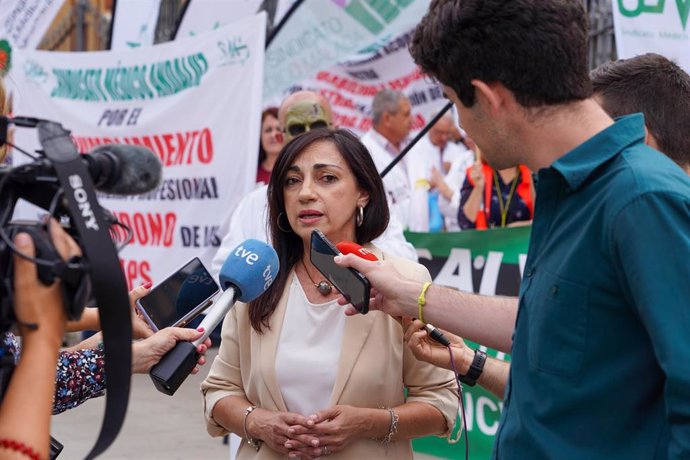 La vicepresidenta del Sindicato Médico Andaluz, Ana Duarte, atiende a los medios en la concentración que ha tenido lugar frente al Palacio de San Telmo, sede del Gobierno andaluz.