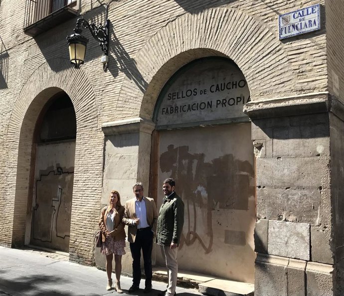 El candidato de VOX a la Alcaldía de Zaragoza, Julio Calvo, delante del Palacio de Fuenclara