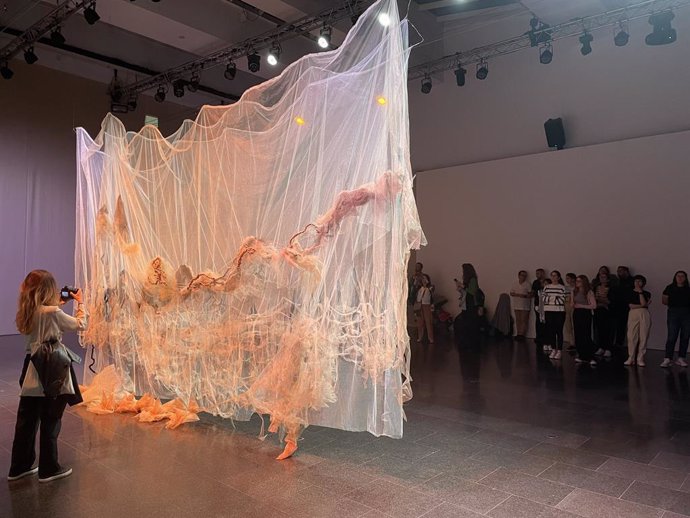 La "exposición danzante" 'Balé literal' de la artista brasileña Laura Lima está compuesta por un repertorio de palabras, objetos y obras que se desplazan ininterrumpidamente por el espacio del museo