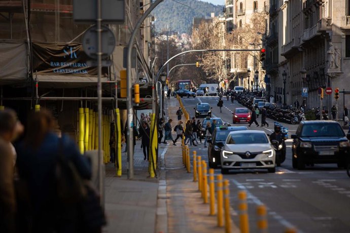 Archivo - Coches circulan por Via Laietana, antes de ser peatonal, a 17 de febrero de 2022, en Barcelona, Catalunya (España). 