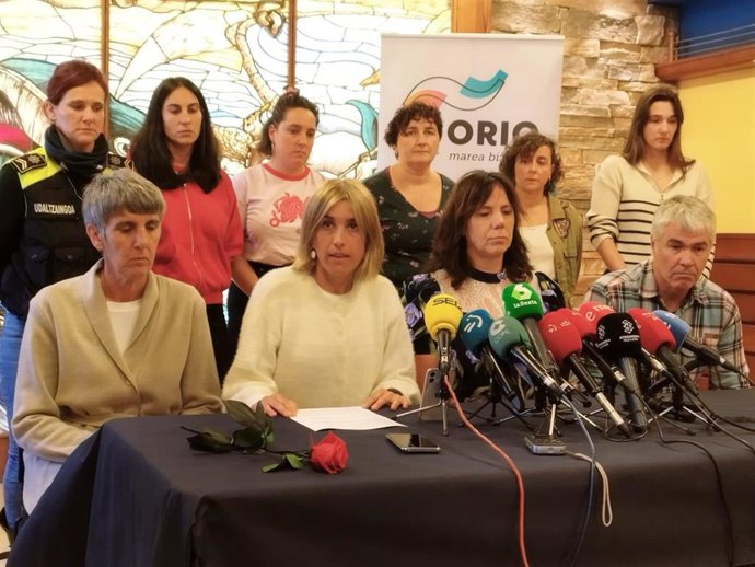 La Corporación municipal de Orio, con su alcaldesa Anuska Esnal al frente, muestra su dolor ante el crimen machista sucedido en la localidad guipuzcoana