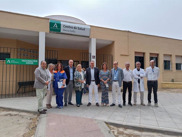 La consejera de Salud y Consumo de la Junta de Andalucía, Catalina García, visita el centro de salud de La Palma del Condado (Huelva).