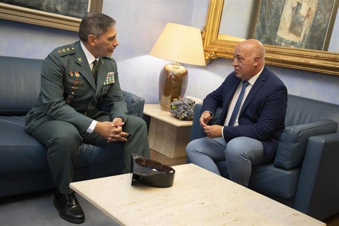 El presidente de la Diputación, Antonio Ruiz (dcha.), recibe al nuevo jefe de la Comandancia de la Guardia Civil de Córdoba, Ramón María Clemente Castrejón.