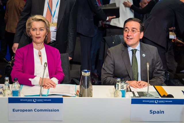 El ministro de Asuntos Exteriores, José Manuel Albares, junto a la presidenta de la Comisión Europea, Ursula Von der Leyen, durante la cumbre del Consejo de Europa en Islandia