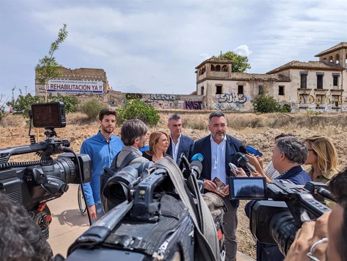 El presidente de Ciudadanos Andalucía, Andrés Reche, atiende a los medios en Granada.