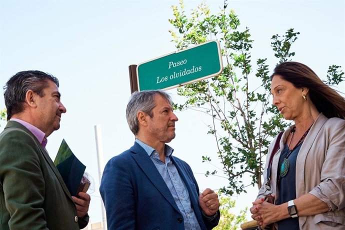 El candidato de Cs Tu Aragón a la Alcaldía de Zaragoza, Daniel Pérez Calvo, en el paseo de Los Olvidados de Valdespartera