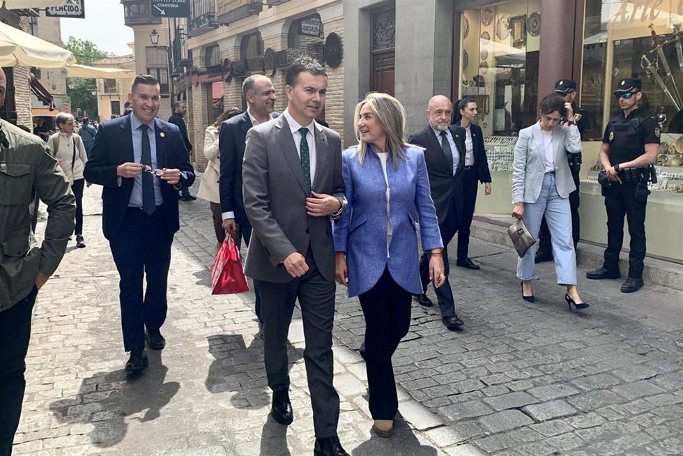La alcaldesa de Toledo, Milagros Tolón, junto al ministro de Industria, Comercio y Turismo, Héctor Gómez, en Toledo.