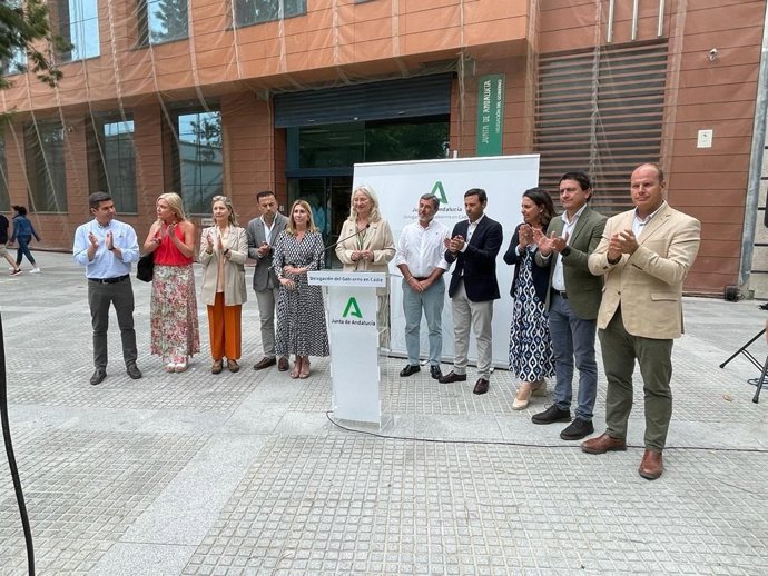La delegada del Gobierno de la Junta de Andalucía en Cádiz, Mercedes Colombo, en la lectura del manifiesto por el Día Internacional contra la Lgtbifobia