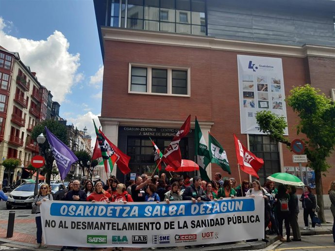 Concentración de trabajadores de Osakidetza para denunciar la situación de la atención primaria, ante un centro de salud en Bilbao.