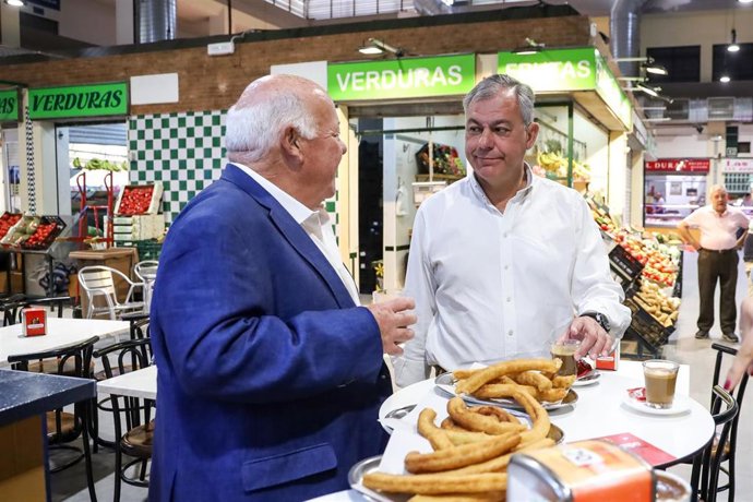 Sanz y Aguirre en el mercado de Pino Montano