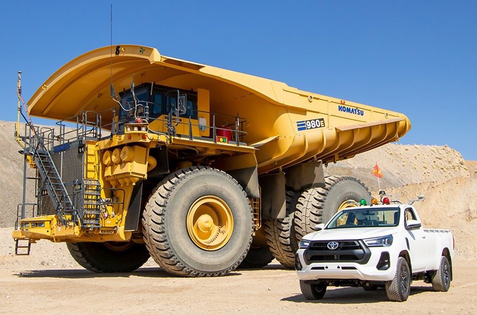 Camión de acarreo autónomo Komatsu y concepto Toyota ALV.