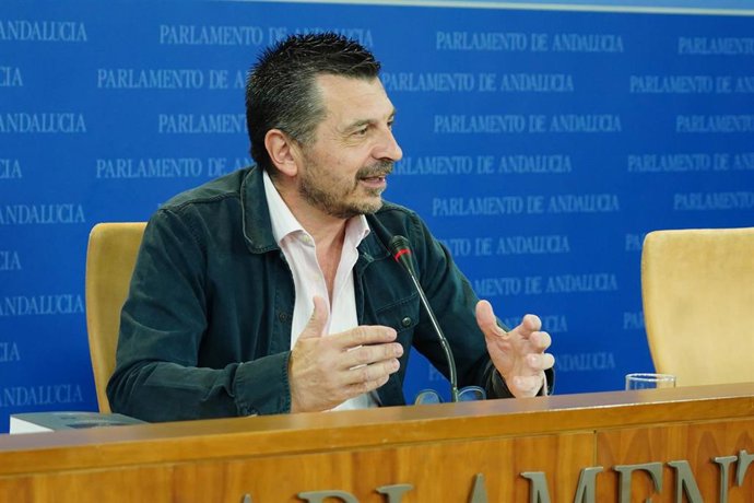 El portavoz del grupo parlamentario PP-A, Toni Martín, durante la rueda de prensa. A 17 de mayo de 2023, en Sevilla (Andalucía, España). Los portavoces de los grupos políticos comparecen de forma periódica en rueda de prensa previas al Pleno del Parlame