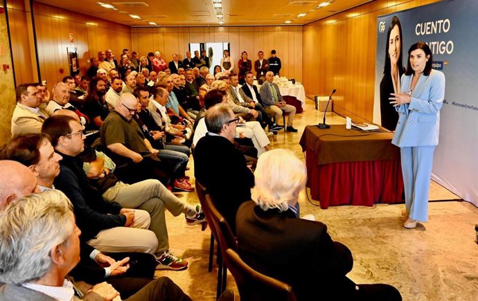 Gema Igual con representantes del sector deportivo de Santander