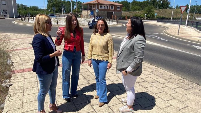 De izquierda a derecha, la candidata del PP en San Andrés del Rabanedo, Noelia Álvarez; la presidenta provincial del PP en León, Ester Muñoz; la consejera y miembro de la Ejecutiva Nacional del PP, María González Corral;