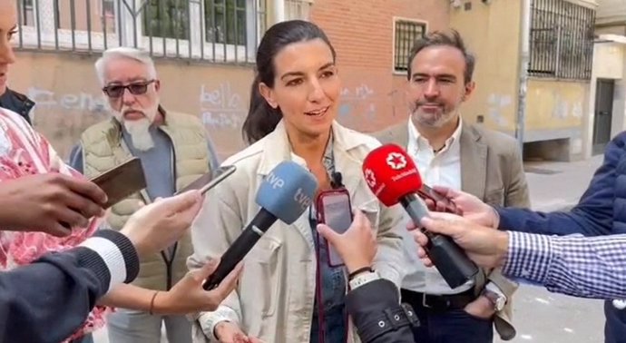 Rocío Monasterio atiende a los medios de comunicación en Villaverde.