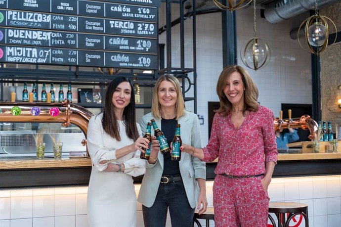 La responsable de la marca Cruzcampo y la directora de Innovación de Heineken España, junto a la maestra cervecera Irene Pascual, en la presentación de 'Cruzcampo Tremenda'.