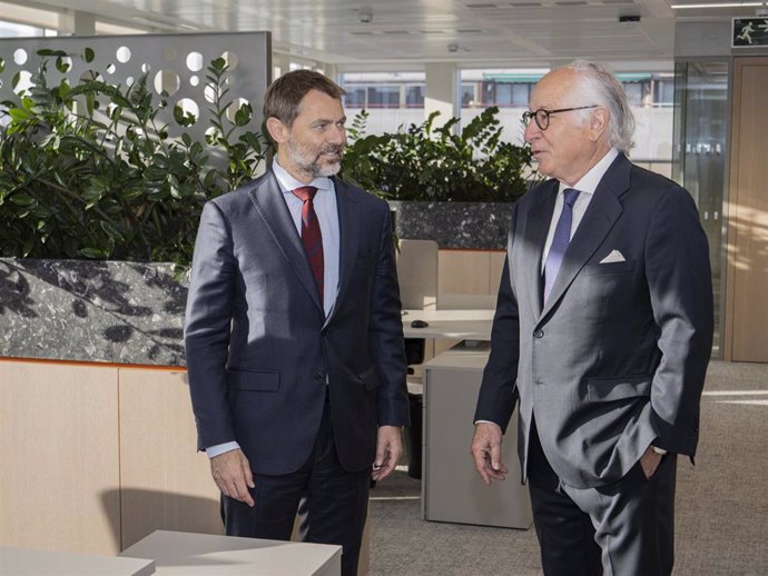 El presidente de MoraBanc, Juan María Nin, y el consejero director general, Lluís Alsina.