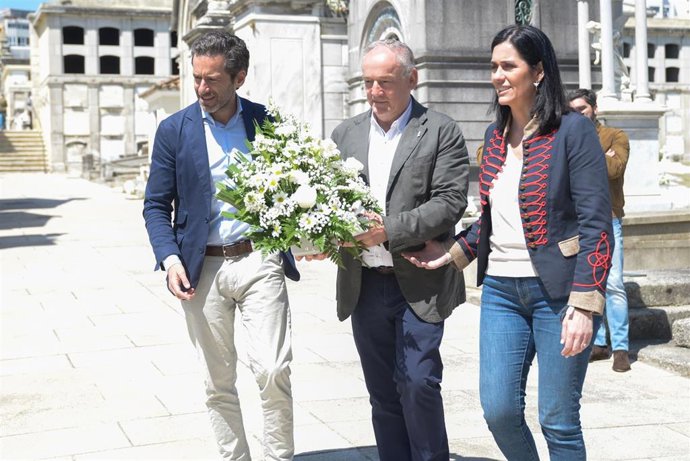 La secretaria xeral del PPdeG, Paula Prado, junto al portavoz de campaña del PP nacional, Borja Sémper y el candidato a la Alcaldía coruñesa, Miguel Lorenzo, en una ofrenda floral con motivo del Día das Letras Galegas