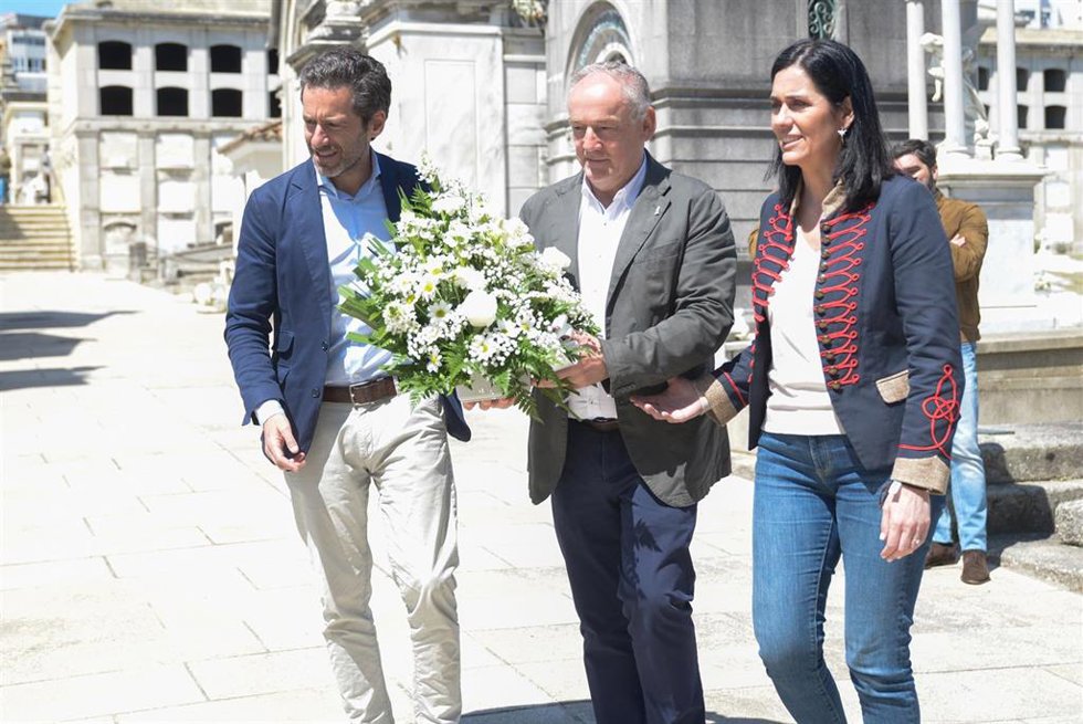 La secretaria xeral del PPdeG, Paula Prado, junto al portavoz de campaña del PP nacional, Borja Sémper y el candidato a la Alcaldía coruñesa, Miguel Lorenzo, en una ofrenda floral con motivo del Día das Letras Galegas