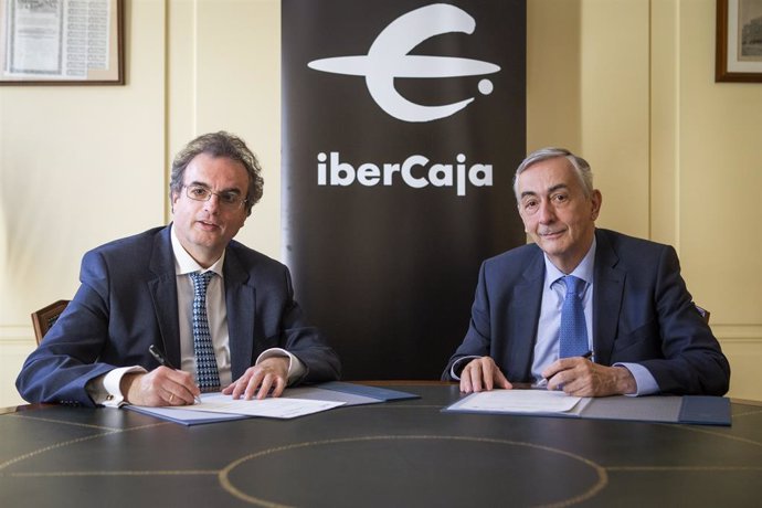 El presidente de Ibercaja, Francisco Serrano, y el director general de Funcas, Carlos Ocaña.