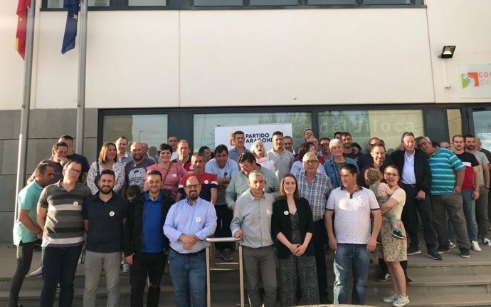 Alberto Izquierdo  en la sede de la Comarca del Jiloca, junto a integrantes de listas del PAR que se han presentado a estas elecciones.