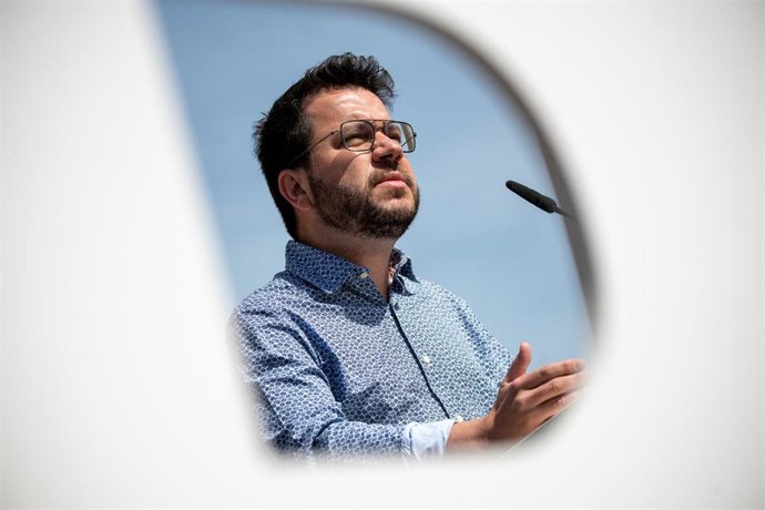 Archivo - El presidente de la Generalitat, Pere Aragons, participa en la Fiesta de la Republica de ERC, en la plaza Carles Bugas, a 15 de abril, de 2023, en Barcelona, Cataluña, (España). Durante este acto intervendrá además el presidente de la Genera
