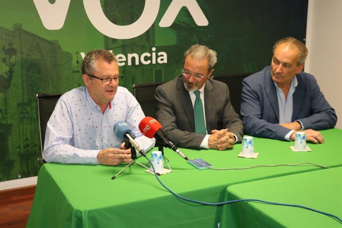 El consejero de Vox en CyL Gerardo Dueñas, en rueda de prensa junto a Carlos Flores y José Luis Aguirre