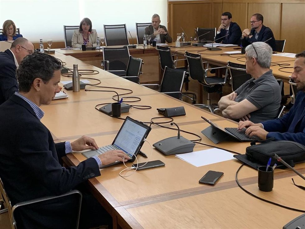La rectora de la Universidad de Alicante (UA), Amparo Navarro, y el Consejo de Gobierno de la UA.