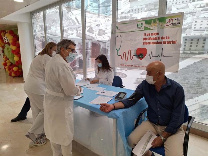 Mesa para tomar la tensión por el Dá Mundial de la Hipertensión Arterial