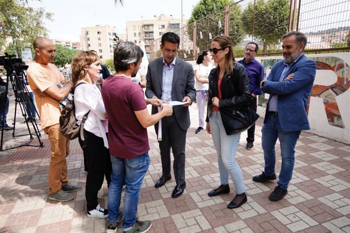 Encuentro de Cuenca con vecinos sobre su plan para centros educativos