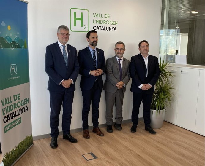 (I-D) El Alcalde Pau Ricom; El Conseller Roger Torrent; El Presidente Del Port De Tarragona, Saül Garreta, Y El El Director De La Oficina Técnica De La Vall De L'hidrogen De Catalunya, Isaac Justicia.