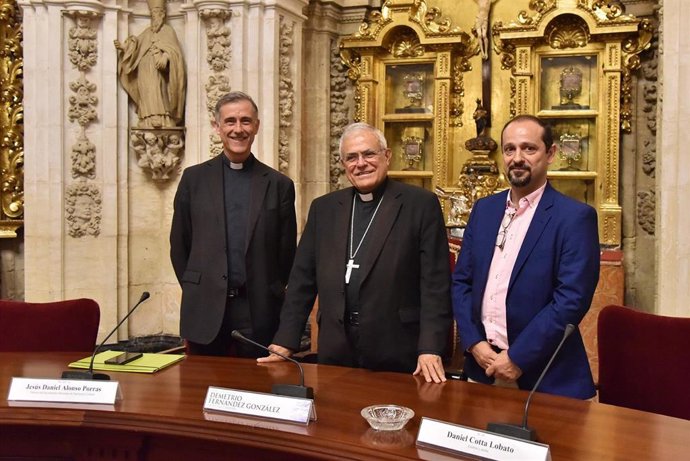 Archivo - Demetrio Fernández (centro), entre Jesús Daniel Alonso y Daniel Cotta, en la presentación de 'Effetá'.
