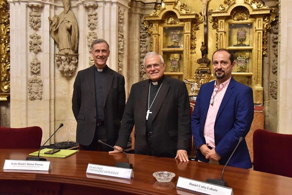 Archivo - Demetrio Fernández (centro), entre Jesús Daniel Alonso y Daniel Cotta, en la presentación de 'Effetá'.
