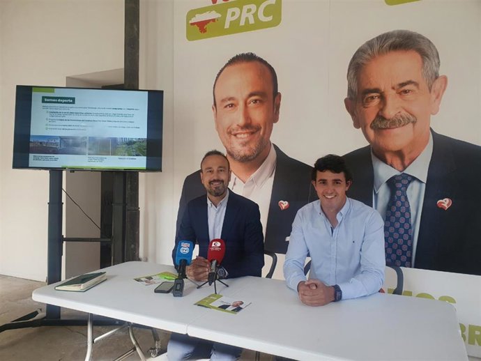 El alcalde y candidato a la reelección, Javier López Estrada, y el concejal de Deportes y número seis en la candidatura del PRC, Nacho González, presentan el programa 'Somos deporte'