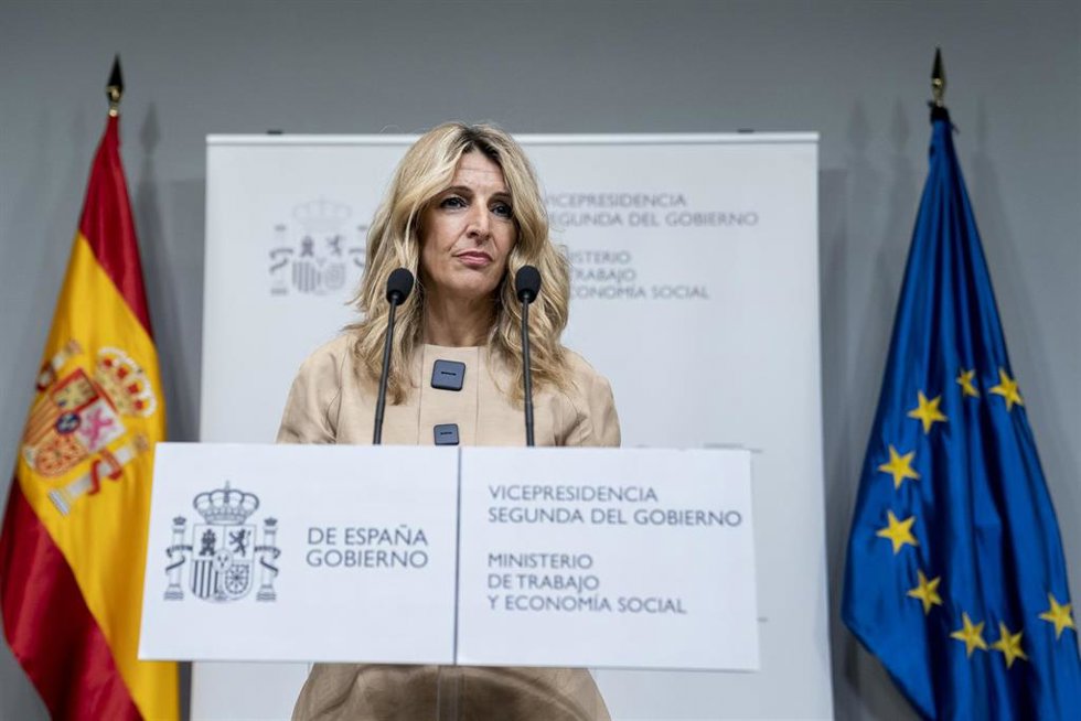 La vicepresidenta segunda y ministra de Trabajo y Economía Social, Yolanda Díaz, interviene durante una reunión con responsables de CC.OO., UGT y colectivos de empleadas de hogar, en la sede del Ministerio, a 17 de mayo de 2023, en Madrid (España). 