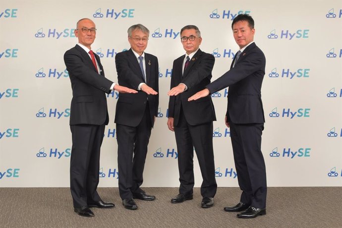 Los representantes de Honda, Kawasaki, Toyota y Yamaha en la presentación de HySE, la asociación conjunta para desarrollar motores de hidrógeno.
