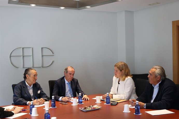 El presidente de Fele, Juan María Vallejo, y el secretario general de la patronal, Álvaro Díez, junto con la candidata del PP a la Alcaldía de León, Margarita Torre, y el integrante de su lista, Agustín Rajo.