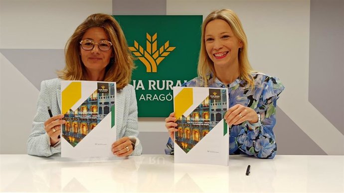 La presidenta de la Asociación de Periodistas de Aragón, Sara Castillero, y la responsable de Colectivos de Instituciones de Caja Rural de Aragón, Beatriz Valverde.