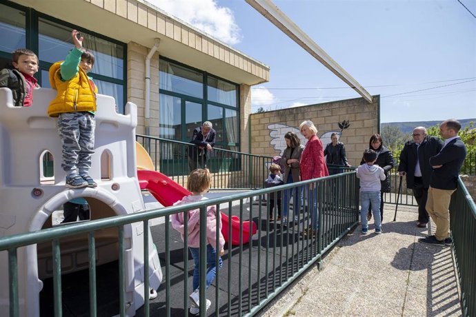 La consejera de Educación y Formación Profesional, Marina Lombó, visita el centro Virgen de la Velilla de Polientes