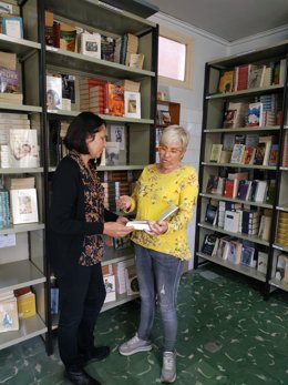 La diputada de Bienestar Social, Rosario Pascual, junto con la técnico del servicio de Bibliotecas, Rosario Valenzuela.