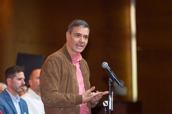 El secretario general del PSOE y presidente del Gobierno, Pedro Sánchez, interviene en un acto de campaña del PSOE, en el Diario de Ibiza, a 17 de mayo de 2023, en Ibiza.