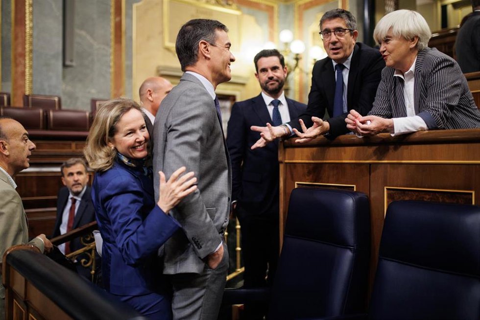 (I-D) La vicepresidenta primera y ministra de Asuntos Económicos y Transformación Digital, Nadia Calviño; el presidente del Gobierno, Pedro Sánchez; el portavoz del PSOE en el Congreso, Patxi López y la portavoz adjunta del PSOE en el Congreso, Isaura L