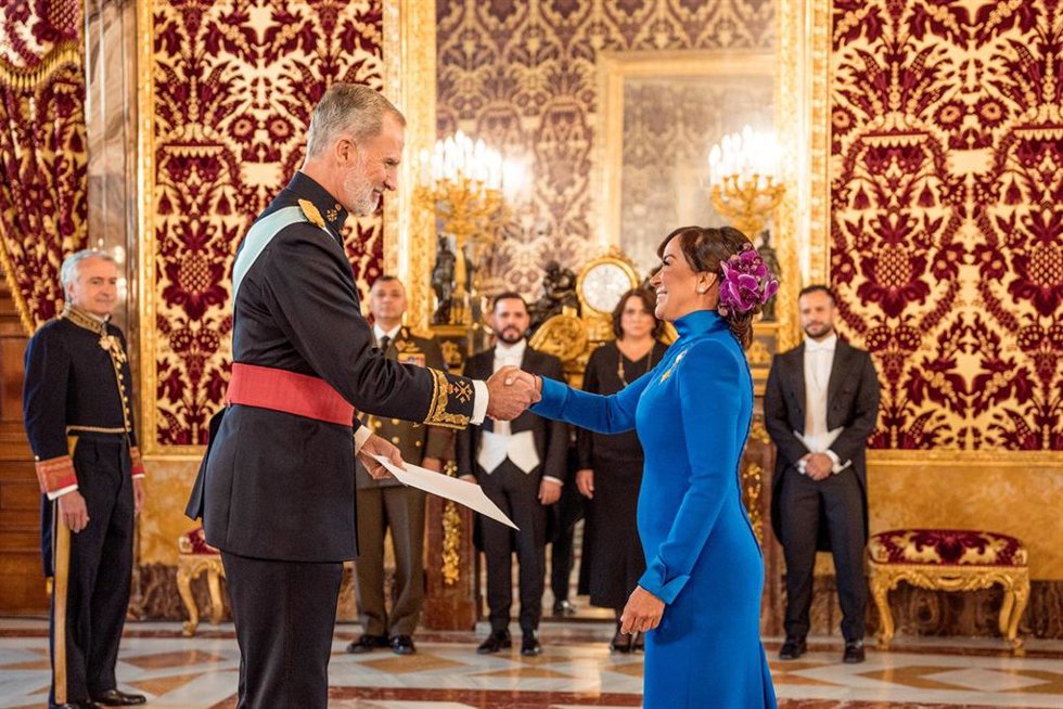 El Rey de España, Felipe VI recibe a la embajadora de la República Bolivariana de Venezuela, Coromoto Godoy Calderón, en el Palacio Real, a 17 de mayo de 2023