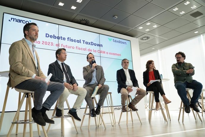 Los portavoces de fiscalidad en la Asamblea de Madrid, José Luis Ruiz Bartolomé (Vox), Pedro Muñoz Abrines (PP), Eduardo Gutiérrez (Más Madrid, Letizia Lorenzo (PSOE) y Tito Morano (Podemos)