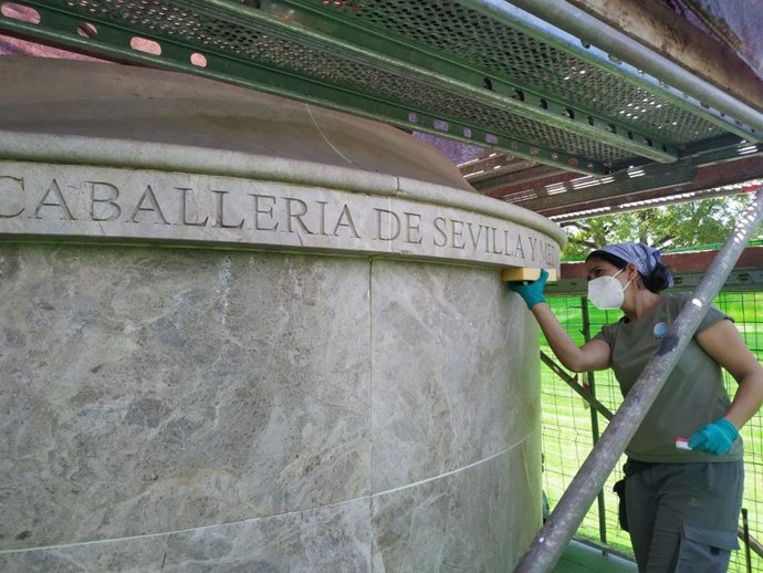 Una experta en restauración del patrimonio ejecuta trabajos de conservación en el monumento a la condesa de Barcelona.