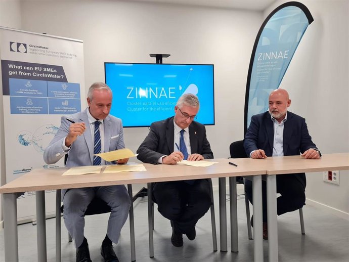 El consejero de Agricultura, Joaquín Olona, firma el convenio.