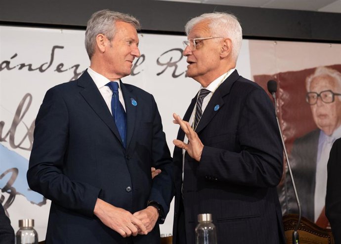 El presidente de la Xunta, Alfonso Rueda, y el presidente de la Real Academia Galega (RAG), Víctor F. Freixanes, en Lourenzá (Lugo).